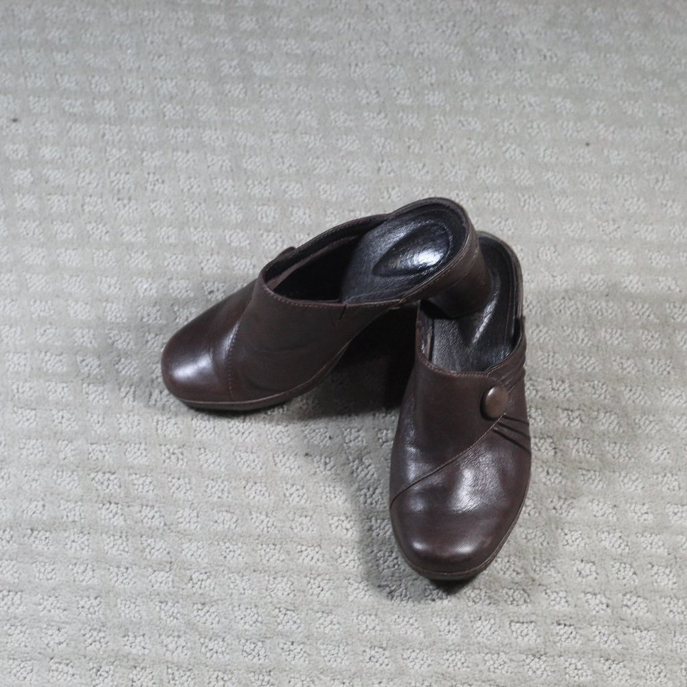 Clarks Size 5.5 Brown Mules